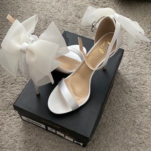Lulus white bow heels